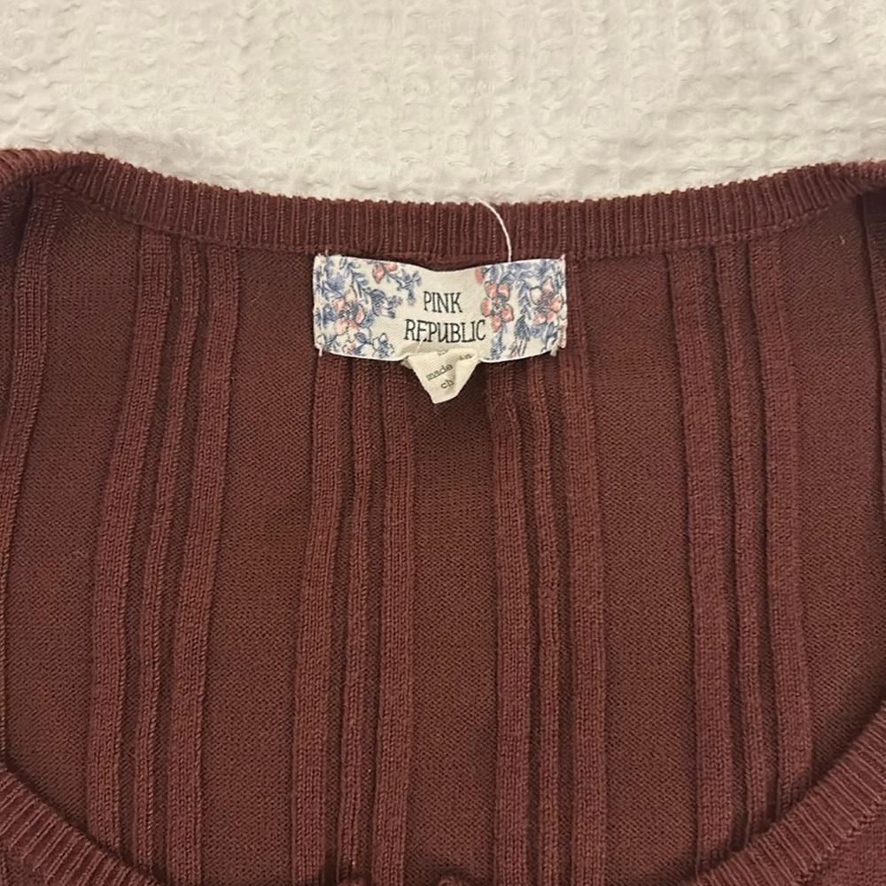 Pink republic top. Size small. Zipper front.Like new condition.